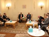 على هامش اجتماعات المجلس الوزاري العربي ..وزير الكهرباء  يبحث سبل دعم وتعزيز التعاون مع وزير الطاقة البحريني 