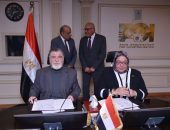 وزير الكهرباء ورئيس الهيئة العربية للتصنيع يشهدان توقيع عقد إنشاء مشروع صناعي مشترك للألواح الشمسية