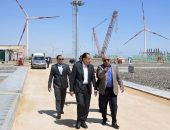 رئيس الوزراء يتفقد مزرعة توليد الكهرباء بقدرة ٦٥٠ ميجاوات برأس غارب