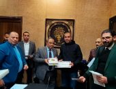 يمنحهم مصاحف ..” عبد الشافي ” يكرم الفائزين في مسابقة “رمضان ” للعاملين بجنوب القاهرة لتوزيع الكهرباء