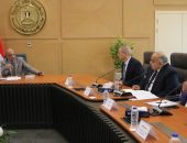 وزير الكهرباء يجتمع بقيادات الوزارة والشركة القابضة لكهرباء مصر