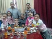 ” رجب ابو العلا  ” يحتفل ببلوغه سن المعاش  وسط ابناءه واحفاده بطهطا