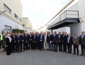 وزير العمل وسفير السويد و نائبه في زيارة لمصانع “ايه بي بي” لاستعراض خطط التدريب والسلامة والصحة المهنية وتكريم العاملين المتميزين
