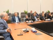 خلال اجتماعه برئيس ” توزيع مصر الوسطى “.. وزير الكهرباء يوجه باستمرار تركيب العدادات الكودية و المجمعة للسيطرة على نسب الفقد