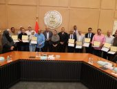 وزير الكهرباء يسلّم عدد من العاملين المتميزين بالقطاع شهادات تقدير ورحلات عمرة مجانية