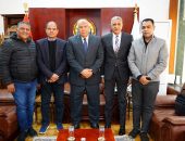 محافظ مطروح يبحث مع رئيس «البحيرة لتوزيع الكهرباء» خطط تطوير الشبكات وتحسين جودة التغذية بالمحافظة